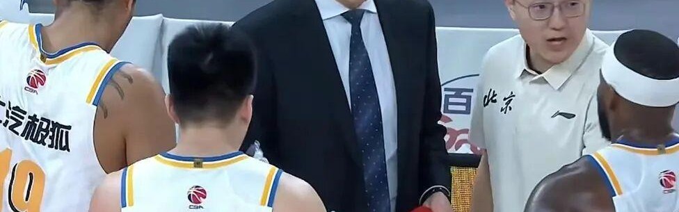 开云平台-北京男篮下半场崩盘，上海男篮19分大胜，翟晓川12+6范子铭辣眼睛